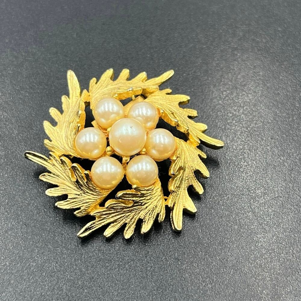 Vintage Unsigned Gold Tone Faux Pearl Cluster‎ Wreath Brooch